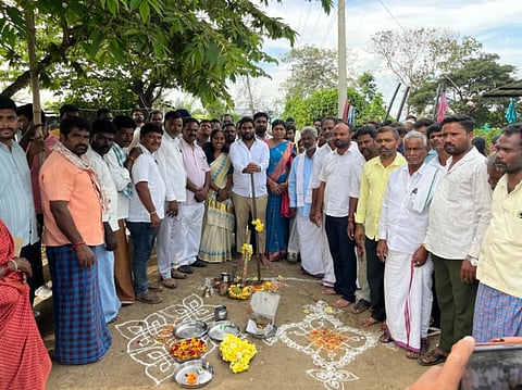 ಎಚ್.ಡಿ.ಕೋಟೆ ತಾಲೂಕಿನ ಹೈರಿಗೆ ಗ್ರಾಮದಲ್ಲಿ 45 ಲಕ್ಷ ರೂ. ವೆಚ್ಚದ ಸಿ.ಸಿ ರಸ್ತೆ ಕಾಮಗಾರಿಗೆ ಶಾಸಕ ಅನಿಲ್ ಚಿಕ್ಕಮಾದು ಚಾಲನೆ ನೀಡಿದರು. ಜಯ, ಅವ್ವಯಮ್ಮ, ಸುಪ್ರೀತ್‌ಗೌಡ, ಮಂಜುನಾಥ್, ವೇಣು, ಮಲ್ಲೇಶ್, ದೇವರಾಜ್, ಮಹೇಶ್, ಸೌಮ್ಯಾ ಮಂಜುನಾಥ್, ಉಮೇಶ್ ವನಸಿರಿ, ಕ್ಯಾತನಹಳ್ಳಿ ನಾಗರಾಜು ಇತರರು ಇದ್ದರು. 