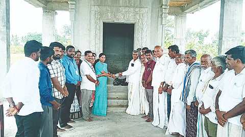 ಶ್ರೀ ಕ್ಷೇತ್ರ ಧರ್ಮಸ್ಥಳ ಗ್ರಾಮಭಿವೃದ್ಧಿ ಯೋಜನೆಯಿಂದ ಭಾರತಿನಗರ ಯೋಜನಾ ಕಚೇರಿ ವ್ಯಾಪ್ತಿಯ ಬಿದರಹಳ್ಳಿ ಗ್ರಾಮದ ಶ್ರೀಕಾಲ ಭೈರವೇಶ್ವರ ದೇವಾಲಯ ನಿರ್ಮಾಣಕ್ಕೆ ಆರ್ಥಿಕ ನೆರವು ಒದಗಿಸಲಾಯಿತು. ಚೇತನಾ, ಮಂಜುನಾಥ್, ಎಂ.ಮುನೇಶ್, ರಂಜಿತ್, ಸವಿತಾ, ಅಶ್ವಿನಿ ಇತರರಿದ್ದರು.