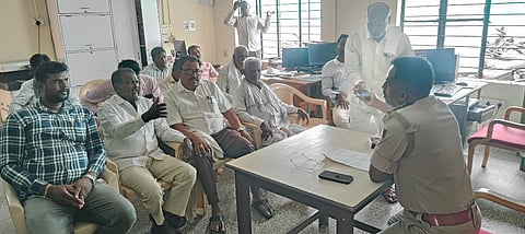 ಕೆ.ಎಂ.ದೊಡ್ಡಿ ಪೊಲೀಸ್ ಠಾಣೆಯಲ್ಲಿ ಆಯೋಜಿಸಿದ್ದ ದಲಿತರ ಕುಂದುಕೊರತೆ ಸಭೆಯಲ್ಲಿ ಸರ್ಕಲ್ ಇನ್ ಸ್ಪೆಕ್ಟರ್ ಅನಿಲ್‌ಕುಮಾರ್ ಮಾತನಾಡಿದರು. ಕೆ.ಕಬ್ಬಾಳಯ್ಯ, ಚಿದಂಬರ ಮೂರ್ತಿ, ಅಮೀನ್ ಶಿವಲಿಂಗಯ್ಯ ಇತರರಿದ್ದರು. 
