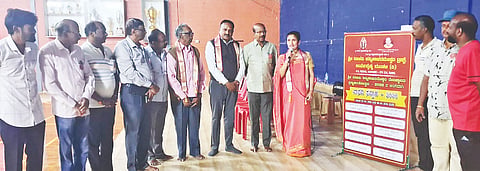 ಷಟಲ್ ಬ್ಯಾಡ್ಮಿಂಟನ್ ಟೂರ್ನಿಗೆ ಅಂತಾರಾಷ್ಟ್ರೀಯ ಹಿರಿಯ ಬ್ಯಾಡ್ಮಿಂಟನ್ ಆಟಗಾರ್ತಿ ಜ್ಯೋತಿ ಸೋಮಯ್ಯ, ಚಾಲನೆ ನೀಡಿದರು. ಬ್ಯಾಡ್ಮಿಂಟನ್ ಹಿರಿಯ ಆಟಗಾರ ಹಾಗೂ ಕೊಡಗು ಜಿಲ್ಲಾ ಶರಣ ಸಾಹಿತ್ಯ ಪರಿಷತ್ ಅಧ್ಯಕ್ಷ ಕೆ.ಎಸ್.ಮೂರ್ತಿ, ಕೈಗಾರಿಕೋದ್ಯಮಿಗಳ ಸಹಕಾರ ಬ್ಯಾಂಕ್ ಉಪಾಧ್ಯಕ್ಷ ಜೋಷಿ, ಆರ್ಯವೈಶ್ಯ ಮಂಡಳಿ ಕೊಡಗು ಜಿಲ್ಲಾ ಅಧ್ಯಕ್ಷ ಬಿ.ಎಲ್.ಸತ್ಯನಾರಾಯಣ, ಕುಶಾಲನಗರ ಸ್ಥಾನೀಯ ಮಂಡಳಿ ಅಧ್ಯಕ್ಷ ಬಿ.ಆರ್.ನಾಗೇಂದ್ರ ಪ್ರಸಾದ್, ಉಪಾಧ್ಯಕ್ಷ ಬಿ.ಎಲ್.ಅಶೋಕ್‌ಕುಮಾರ್, ಕಾರ್ಯದರ್ಶಿ ಕೆ.ಪ್ರವೀಣ್, ನಿರ್ದೇಶಕರಾದ ಎಸ್.ಎನ್.ನಾಗೇಂದ್ರ, ಕೆ.ಜೆ.ಸತೀಶ್, ನಟರಾಜು, ಸಪ್ತಾಹದ ಯೋಜನಾಧಿಕಾರಿ ಎ.ಎಸ್.ಕುಮಾರ್ ಇತರರಿದ್ದರು.