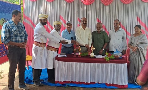 ಕುಶಾಲನಗರ ತಾಲೂಕಿನ ಚಿಕ್ಕತ್ತೂರು ಅರೆ ಭಾಷೆ ಒಕ್ಕೂಟದ ವತಿಯಿಂದ ಸಂತೋಷ ಕೂಟ ಆಯೋಜಿಸಲಾಗಿತ್ತು. ನಿವೃತ್ತ ಮುಖ್ಯ ಶಿಕ್ಷಕ ಸೂದನ ಗೋಪಾಲ್, ಚೆರಿಯಮನೆ ಮಾದಪ್ಪ , ಶಿಕ್ಷಕಿ ಸೂದನ ಲೀಲಾಗೋಪಾಲ್, ಕರ್ಣಯ್ಯನ ಬಸಪ್ಪ ,ಕೋಶಾಧಿಕಾರಿ ಪೊಕ್ಕುಳಂಡ್ರ ಸುಂದರ, ನಿರ್ದೇಶಕರಾದ ಕುದುಪಜೆ ಹೊನ್ನಣ್ಣ ಮತ್ತಿತರರು ಇದ್ದರು.