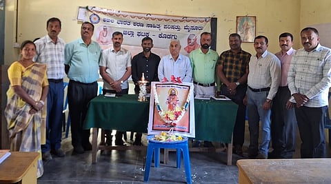 ಹೆಬ್ಬಾಲೆಯ ಸಂಯುಕ್ತ ಪ್ರೌಢಶಾಲೆಯಲಿ ಆಯೋಜಿಸಿದ್ದ ಮಡಿವಾಳ ಮಾಚಿದೇವರ ಜಯಂತಿ ಕಾರ್ಯಕ್ರಮದಲ್ಲಿ  ಎಚ್.ವಿ.ಶಿವಪ್ಪ ,  ರಾಜಶೇಖರ್ , ಡಾ.ಜಮೀರ್ ಅಹಮದ್ ,ಮೆ.ನಾ.ವೆಂಕಟನಾಯಕ್,  ಕೆ.ಎಸ್.ಮೂರ್ತಿ ,ಹೆಬ್ಬಾಲೆ  ಎಂ.ಕೆ.ವಿಜಯಕುಮಾರ್,  ಕವಿತಾ ಪುಟ್ಟೇಗೌಡ ಮತ್ತಿತರರಿದ್ದರು.