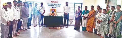 ಕುಷ್ಟಗಿ ಪಟ್ಟಣದ ತಹಸಿಲ್ ಕಚೇರಿಯಲ್ಲಿ ಹಮ್ಮಿಕೊಂಡಿದ್ದ ಶ್ರೀ ನಾಲ್ವಡಿ ಕೃಷ್ಣರಾಜ ಒಡೆಯರ್ ಜಯಂತಿ ಆಚರಿಸಲಾಯಿತು. ತಹಸೀಲ್ದಾರ್ ಗುರುರಾಜ್ ಛಲವಾದಿ, ಗ್ರೇಡ್-2 ತಹಸೀಲ್ದಾರ್ ರಜನಿಕಾಂತ ಕೆಂಗೇರಿ, ಸಿಬ್ಬಂದಿ ಸುಂದರಾಜ್, ಚಂದ್ರು ಮುದೇನೂರು ಇತರರಿದ್ದರು.