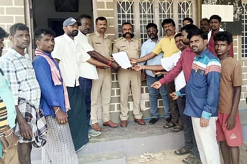 ಕೂಡ್ಲಿಗಿ ತಾಲೂಕಿನ ಚಿಕ್ಕ ಕುಂಬಳಗುಂಟೆ ಗ್ರಾಮದಲ್ಲಿ ಮದ್ಯ ಅಕ್ರಮ ಮಾರಾಟ  ತಡೆಯಬೇಕು ಎಂದು ಒತ್ತಾಯಿಸಿ ಅಬಕಾರಿ ಕಾನ್‌ಸ್ಟೇಬಲ್ ತಿಪ್ಪೇಶಗೆ ಗ್ರಾಮಸ್ಥರು ಹಾಗೂ ದಲಿತ ಸಂಘರ್ಷ ಸಮಿತಿ ಪ್ರಮುಖರು ಮನವಿ ಸಲ್ಲಿಸಿದರು. 