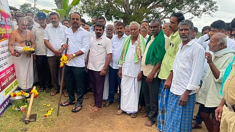 ಮದ್ದೂರು ತಾಲೂಕಿನ ತೊಪ್ಪನಹಳ್ಳಿ ಗ್ರಾಮದಲ್ಲಿ 4 ಕೋಟಿ ರೂ., ವೆಚ್ಚದ ರಸ್ತೆ ಅಭಿವೃದ್ಧಿ ಕಾಮಗಾರಿಗೆ ಕೆ.ಎಂ.ಉದಯ್ ಚಾಲನೆ ನೀಡಿದರು. ಚಲುವರಾಜು, ನಾಗೇಶ್, ಮುತ್ತುರಾಜು, ಅಪ್ಪಾಜಿಗೌಡ, ಶಿವಮಾದಯ್ಯ ಇತರರು ಇದ್ದರು. 