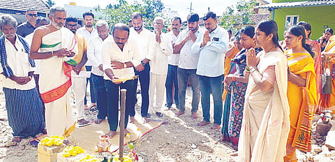 ಮದ್ದೂರು ತಾಲೂಕು ಮರಕಾಡದೊಡ್ಡಿ ಗ್ರಾಮದಲ್ಲಿ ಅಂಗನವಾಡಿ ಕಟ್ಟಡ ನಿರ್ಮಾಣ ಕಾಮಗಾರಿಗೆ ಶಾಸಕ ಕೆ.ಎಂ.ಉದಯ್ ಚಾಲನೆ ನೀಡಿದರು. ಗೊರವನಹಳ್ಳಿ ರಾಘವ, ಅರುಣ್‌ಕುಮಾರ್, ಶಿವರಾಮು ಇದ್ದರು.