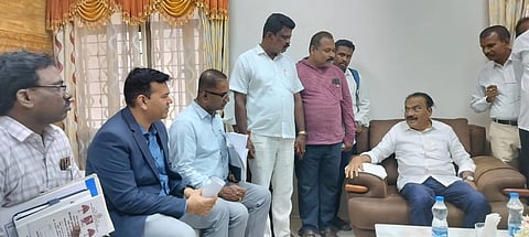 ಮದ್ದೂರು ನಗರದ ಪ್ರವಾಸಿ ಮಂದಿರದಲ್ಲಿ ಕರ್ನಾಟಕ ರಾಜ್ಯ ಅನುಸೂಚಿತ ಜಾತಿಗಳು ಮತ್ತು ಅನುಸೂಚಿತ ಬುಡಕಟ್ಟುಗಳ ಆಯೋಗದ ಅಧ್ಯಕ್ಷ ಡಾ.ಎಲ್.ಮೂರ್ತಿ ಅಧಿಕಾರಿಗಳ ಸಭೆ ನಡೆಸಿದರು. ಪರಶುರಾಮ್ ಸತ್ತಿಗೇರಿ, ರಾಮಲಿಂಗಯ್ಯ, ನಾಗರಾಜ್ ಇದ್ದರು. 