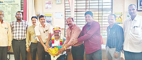 ಮದ್ದೂರಿನ ಭಾರತೀಯ ಜೀವ ವಿಮಾ ನಿಗಮದ ಶಾಖೆಯಲ್ಲಿ 3 ವರ್ಷಗಳ ಕಾಲ ಮುಖ್ಯ ಪ್ರಬಂಧಕರಾಗಿ ಕರ್ತವ್ಯ ನಿರ್ವಹಿಸಿ ಚೆನ್ನೈ ಸೇಲ್ಸ್ ಟ್ರೈನಿಂಗ್ ಸೆಂಟರ್‌ನ ಪ್ರಾಂಶುಪಾಲರಾಗಿ ಬಡ್ತಿ ಹೊಂದಿ ವರ್ಗಾವಣೆಗೊಂಡ ಕೆ.ರಾಜನ್ ಅವರಿಗೆ ಜೀವ ವಿಮಾ ಸಿಬ್ಬಂದಿ ವರ್ಗದಿಂದ ಆತ್ಮೀಯವಾಗಿ ಬೀಳ್ಕೊಡಲಾಯಿತು. ಧನಪಾಲ ಶೆಟ್ಟಿ, ಸ್ವಾಮಿನಾಥನ್, ಎಂ.ಉದಯ್, ಸಿ.ಎಸ್.ವಾಸು. ಮುತ್ತುರಾಜು ಇದ್ದರು.