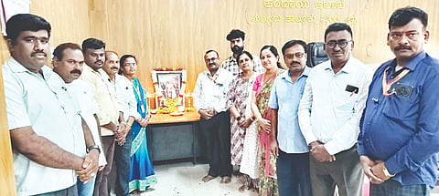 ಮದ್ದೂರು ತಾಲೂಕು ಕಚೇರಿಯಲ್ಲಿ ತಾಲೂಕು ಆಡಳಿತದಿಂದ ರಾಜರ್ಷಿ ನಾಲ್ವಡಿ ಕೃಷ್ಣರಾಜ ಒಡೆಯರ್ ಜಯಂತಿ ಆಚರಿಸಲಾಯಿತು. ಲಕ್ಷ್ಮೀ ನರಸಿಂಹನ್, ಪ್ರತಿಭಾ, ಸುನಿತಾ, ಪವನ್, ಮಹೇಶ್, ಭಾನುಪ್ರಕಾಶ್, ಶಿವರಾಜು ಇದ್ದರು. 