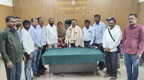 ಮದ್ದೂರಲ್ಲಿ ನೂತನ ತಹಸೀಲ್ದಾರ್ ಡಾ. ಶಿವಕುಮಾರ ಬಿರಾದಾರ ಅವರನ್ನು ದಲಿತ ಸಾಹಿತ್ಯ ಪರಿಷತ್ ವತಿಯಿಂದ  ಅಭಿನಂದಿಸಲಾಯಿತು. ಕೆ.ಟಿ.ಶಿವಕುಮಾರ್, ವೆಂಕಟಚಲಯ್ಯ, ರಾಚಯ್ಯ, ಪಿ.ಶಶಿಕುಮಾರ್, ಶಿವಣ್ಣ ಮತ್ತಿತರರು ಇದ್ದರು.