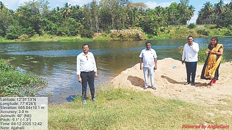 ಮದ್ದೂರು ತಾಲೂಕಿನ ಅಜ್ಜಹಳ್ಳಿ ಗ್ರಾಮದ ಶಿಂಷಾ ನದಿ ಪಾತ್ರದಲ್ಲಿ ಅನಧಿಕೃತ ಮರಳುಗಾರಿಕೆ ಮಾಡುತ್ತಿದ್ದ ಅಡ್ಡೆಯ ಮೇಲೆ ಗಣಿ ಮತ್ತು ಭೂ ವಿಜ್ಞಾನ ಇಲಾಖೆ ಹಾಗೂ ಕಂದಾಯ ಇಲಾಖೆಯ ಅಧಿಕಾರಿಗಳು ಜಂಟಿಯಾಗಿ ದಾಳಿ ಮಾಡಿ ಪರಿಶೀಲಿಸಿದರು. ಮಹೇಶ್, ರಾಜೇಶ, ಮಮತಾ ಇದ್ದರು. 