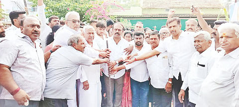 ಮದ್ದೂರು ನಗರದ ಗೊರವನಹಳ್ಳಿಯಲ್ಲಿ ರಸ್ತೆ ಅಭಿವೃದ್ಧಿಗೆ ಶಾಸಕ ಕೆ.ಎಂ.ಉದಯ್ ಭೂಮಿಪೂಜೆ ಮಾಡಿದರು. ಚಲುವರಾಜು, ಮಮತಾ ಶಂಕರೇಗೌಡ, ಅಜ್ಜಹಳ್ಳಿ ರಾಮಕೃಷ್ಣ, ಹರೀಶ್‌ಬಾಬು, ರಾಘವ, ಎಂ.ಡಿ.ಮಹಾಲಿಂಗಯ್ಯ ಇದ್ದರು.