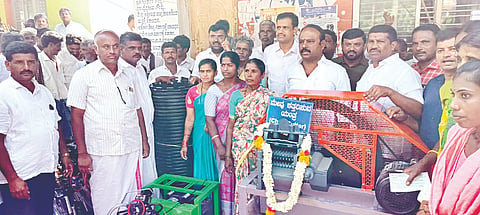 ಕೂಳಗೆರೆ ಹಾಲು ಉತ್ಪಾದಕರ ಸಹಕಾರ ಸಂಘದ ಸಹಯೋಗದಲ್ಲಿ ಆಯೋಜಿಸಿದ್ದ ಹೈನುಗಾರರಿಗೆ ರಬ್ಬರ್ ಮ್ಯಾಟ್, ಮೇವು ಕತ್ತರಿಸುವ ಯಂತ್ರಗಳ ವಿತರಣೆ ಮತ್ತು ರಾಸುಗಳ ಆರೋಗ್ಯ ತಪಾಸಣೆ ಶಿಬಿರ ಕಾರ್ಯಕ್ರಮಕ್ಕೆ ಶಾಸಕ ಕೆ.ಎಂ.ಉದಯ್ ಉದ್ಘಾಟಿಸಿದರು. ಚಲುವರಾಜು, ಪಿ.ಸಂದರ್ಶ, ಜಯರಾಮ್, ಮನು, ಡಾ.ಮಂಜೇಶ್, ಕಾರ್ತಿಕ್ ಇದ್ದರು.