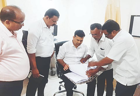 ಖಾಸಗಿ ಡಯಾಗ್ನೋಸ್ಟಿಕ್ ಸೆಂಟರ್ ಮೇಲೆ ಜಾಗೃತ ದಳದಿಂದ ಧಿಡೀರ್ ಭೇಟಿ  ದಾಖಲೆಗಳ ಪರಿಶೀಲನೆ ನಡೆಸಿದರು. ಪರಶುರಾಮ್ ಸತ್ತಿಗೇರಿ, ಡಾ.ರವಿಶಂಕರ್, ಡಾ.ಬೆಟ್ಟಸ್ವಾಮಿ, ಡಾ.ಬಾಲಕೃಷ್ಣ ಇದ್ದರು.