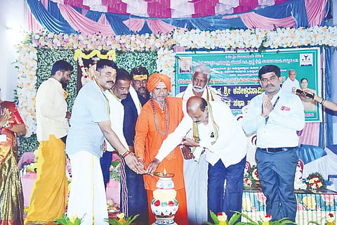 ಮದ್ದೂರು ತಾಲೂಕು ಚಾಮನಹಳ್ಳಿಯ ಅಂಬಿ ಸಮುದಾಯ ಭವನದಲ್ಲಿ ಶ್ರೀ ಕ್ಷೇತ್ರ ಧರ್ಮಸ್ಥಳದ ಗ್ರಾಮಾಭಿವೃದ್ಧಿ ಯೋಜನೆ ವತಿಯಿಂದ ಹಮ್ಮಿಕೊಂಡಿದ್ದ ಸಾಮೂಹಿಕ ಶ್ರೀ ಶನೈಶ್ಚರಸ್ವಾಮಿ ಪೂಜೆ ಹಾಗೂ ಧಾರ್ಮಿಕ ಸಭಾ ಕಾರ್ಯಕ್ರಮವನ್ನು ಗ್ರಾಪಂ ಅಧ್ಯಕ್ಷ ಸಿ.ಕೆ.ಸತೀಶ್ ಉದ್ಘಾಟಿಸಿದರು. ಶ್ರೀ ಸಿದ್ಧರಾಮಚೈತನ್ಯ ಸ್ವಾಮೀಜಿ, ಎಂ.ಎ.ಹಾಲಪ್ಪ, ಸಿ.ಆರ್.ರಾಜು, ಮುನಿಯಪ್ಪ ಇತರರಿದ್ದರು.