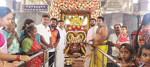 ಯರಗನಹಳ್ಳಿಯಲ್ಲಿರುವ ಗೋಪಾಲಕೃಷ್ಣ ದೇವಸ್ಥಾನದಲ್ಲಿ ವಿಶೇಷ ಪೂಜಾ ಕೈಂಕರ್ಯ ನೆರವೇರಿತು. ನಟರಾಜು, ರಾಮಚಂದ್ರು, ಮಹಾಲಿಂಗು, ಸಚಿನ್ ಇದ್ದರು.