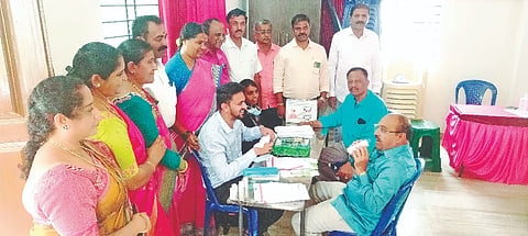 ಮದ್ದೂರು ನಗರದ ಭಾರತ್ ವಿಕಾಸ್ ಪರಿಷತ್ ಸೇವಾ ಟ್ರಸ್ಟ್ ಕಚೇರಿಯಲ್ಲಿ ಆಯೋಜಿಸಿದ್ದ ಆರೋಗ್ಯ ಉಚಿತ ತಪಾಸಣೆ ಶಿಬಿರಕ್ಕೆ ಟ್ರಸ್ಟ್ ಅಧ್ಯಕ್ಷ ಡಿ.ಪಿ.ಸ್ವಾಮಿ ಚಾಲನೆ ನೀಡಿದರು. ಬಿಂದಾಸ್ ಶ್ರೀನಿವಾಸ್, ವಿ.ಕೆ.ರಾಧಾ, ಚಂದ್ರಶೇಖರ್, ಹೊನ್ನೇಗೌಡ, ಶಿವನಂಜಯ್ಯ, ಮಹದೇವು ಇದ್ದರು.