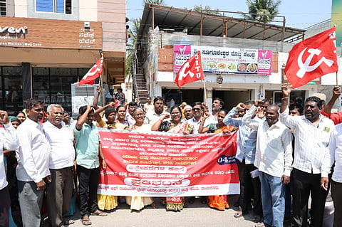 ರಾಜ್ಯದ ಅನುಸೂಚಿತ ಉದ್ದಿಮೆಗಳಿಗೆ ಕನಿಷ್ಠ ವೇತನದ ಪ್ರಕಟಣೆಗೆ ಒತ್ತಾಯಿಸಿ ಸಿಐಟಿಯು ಜಿಲ್ಲಾ ಸಮಿತಿಯಿಂದ ರಾಯಚೂರಿನ ಜಿಲ್ಲಾ ಕಾರ್ಮಿಕ ಇಲಾಖೆ ಕಚೇರಿ ಮುಂದೆ ಬುಧವಾರ ಪ್ರತಿಭಟನೆ ಮಾಡಿದರು. ಸಿಐಟಿಯು ಜಿಲ್ಲಾಧ್ಯಕ್ಷೆ ಹೆಚ್. ಪದ್ಮಾ, ಪ್ರಧಾನ ಕಾರ್ಯದರ್ಶಿ ಡಿ.ಎಸ್. ಶರಣ ಬಸವ, ಶಬ್ಬಿರ್, ಗಿರಿಯಪ್ಪ ಪೂಜಾರಿ, ಶರ್ಫುದ್ದಿನ್ ಪೋತ್ನಾಳ, ಮಹ್ಮದ್ ಹನಿಫ್, ಅನ್ವರ್ ಪಾಷಾ ಇದ್ದರು.