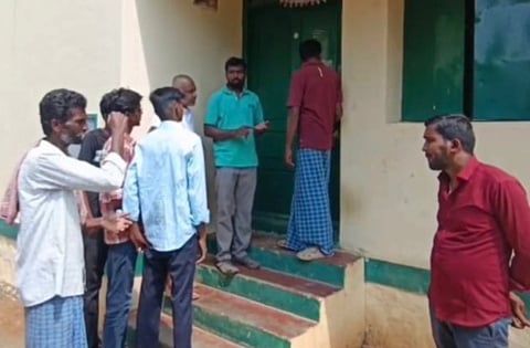  ಚಾಮರಾಜನಗರ ಜಿಲ್ಲೆಯ ಹನೂರು ತಾಲೂಕಿನ ಲೊಕ್ಕನಹಳ್ಳಿ ಗ್ರಾಮದಲ್ಲಿ ಪಶು ವೈದ್ಯರಿಲ್ಲದ ಕಾರಣಕ್ಕೆ ಗ್ರಾಮಸ್ಥರು ಆಸ್ಪತ್ರೆಗೆ ಬೀಗ ಜಡಿದಿದ್ದರು.