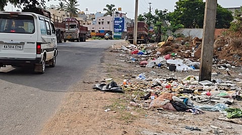 ಕೊಳ್ಳೇಗಾಲದಲ್ಲಿ ಕಸ ವಿಲೇವಾರಿಯಾಗಿದೆ ರಾಡಿಯಾಗಿ ಬಿದ್ದಿರುವುದು