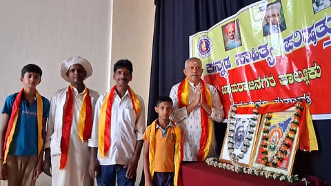  ಚಾಮರಾಜನಗರದ ಕನ್ನಡ ಸಾಹಿತ್ಯ ಪರಿಷತ್ತಿನ ಸಂಸ ಸಭಾಂಗಣದಲ್ಲಿ ತತ್ವಜ್ಞಾನಿ ವಿದ್ಯಾರಣ್ಯ ಮಹರ್ಷಿಗಳ ದಿವ್ಯ ಸಂದೇಶಗಳು ಮತ್ತು ಕೊಡುಗೆಗಳ ಕುರಿತ ಉಪನ್ಯಾಸ ಕಾರ್ಯಕ್ರಮ ನಡೆಯಿತು. ಸುರೇಶ್ ಋಗ್ವೇದಿ, ಬಿ.ಕೆ.ಆರಾಧ್ಯ, ಶಿವಲಿಂಗಮೂರ್ತಿ ಇತರರು ಇದ್ದರು.