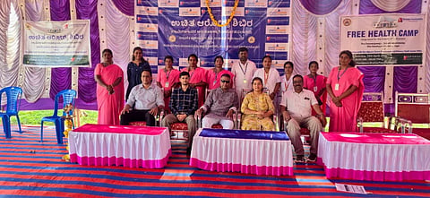  ಗುಂಡ್ಲುಪೇಟೆ ತಾಲೂಕಿನ ಹುಂಡಿಪುರ ಗ್ರಾಮದ ಪ್ರಾಥಮಿಕ ಆರೋಗ್ಯ ಕೇಂದ್ರದಲ್ಲಿ ಆಯೋಜಿಸಿದ್ದ ಆರೋಗ್ಯ ಉಚಿತ ತಪಾಸಣಾ ಶಿಬಿರದಲ್ಲಿ ಕರ್ತವ್ಯನಿರ್ವಹಿಸಿದ ವೈದ್ಯರು, ಶುಶ್ರೂಷಕರು, ಆಶಾ ಕಾರ್ಯಕರ್ತೆಯರ ತಂಡ.