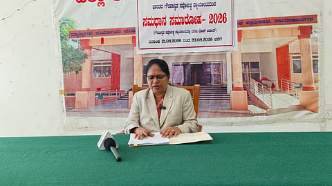 ಚಾಮರಾಜನಗರದ ನ್ಯಾಯಾಲಯದ ಎ.ಡಿ.ಆರ್.ಕಟ್ಟಡದ ಸಭಾಂಗಣದಲ್ಲಿ ಗುರುವಾರ ಆಯೋಜಿಸಿದ್ದ ಸುದ್ದಿಗೋಷ್ಠಿಯಲ್ಲಿ ಪ್ರಧಾನ ಜಿಲ್ಲಾ ಮತ್ತು ಸತ್ರ ನ್ಯಾಯಾಧೀಶೆ ಹಾಗೂ ಜಿಲ್ಲಾ ಕಾನೂನು ಸೇವೆಗಳ ಪ್ರಾಧಿಕಾರದ ಅಧ್ಯಕ್ಷೆ ಜಿ.ಪ್ರಭಾವತಿ ಮಾತನಾಡಿದರು. 