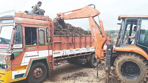 ಸೋಮವಾರಪೇಟೆ ಹೈಟೆಕ್ ಮಾರುಕಟ್ಟೆ ಬಳಿಯಲ್ಲಿ ಕಳೆದ ಹಲವು ವರ್ಷಗಳಿಂದ ಸಂಗ್ರವಾಗಿದ್ದ ತ್ಯಾಜ್ಯವನ್ನು ಶಾಸಕರ ಸ್ವಂತ ಹಣದಿಂದ ತೆರವುಗೊಳಿಸಿ ಮೈಸೂರಿನ ವೆಲ್‌ಕಮ್ ತ್ಯಾಜ್ಯ ವಿಲೇವಾರಿ ಘಟಕಕ್ಕೆ ವರ್ಗಾಯಿಸಲಾಯಿತು.