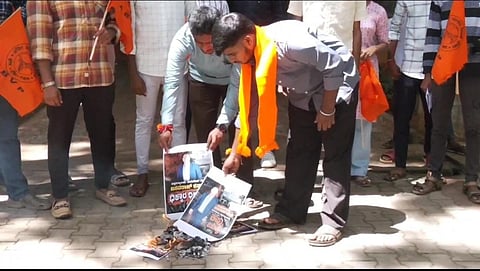 ಕೆಪಿಎಸ್​ಸಿ ಹಗರಣದಲ್ಲಿ ಬಂಧಿತನಾಗಿರುವ ಬಸವರಾಜ ಕನ್ನಾಳೆಯನ್ನು ತುಮಕೂರು ವಿವಿ ಸಿಂಡಿಕೇಟ್​ ಸದಸ್ಯ ಸ್ಥಾನದಿಂದ ಕೂಡಲೇ ವಜಾಗೊಳಿಸಬೇಕು ಎಂದು ಆಗ್ರಹಿಸಿ ಎಬಿವಿಪಿ ನೇತೃತ್ವದಲ್ಲಿ ವಿದ್ಯಾರ್ಥಿಗಳು ಪ್ರತಿಭಟಿಸಿದರು.