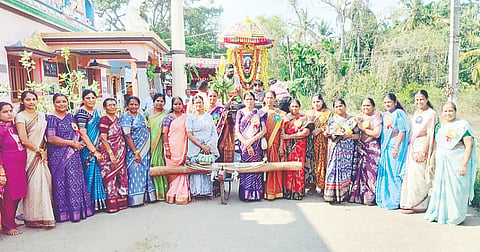 ಅರಕಲಗೂಡು ತಾಲೂಕಿನ ಬಸವಾಪಟ್ಟಣ ಗ್ರಾಮದಲ್ಲಿವ ಅಕ್ಕ ಮಹಾದೇವಿ ಜಯಂತಿ ಅಚರಿಸಲಾಯಿತು. ಕುಮಾರಸ್ವಾಮಿ, ಲೋಕಮಾತಾ, ದಾಕ್ಷಾಯಿಣಿ, ಅಂಬಿಕಾ ಇತರರಿದ್ದರು.