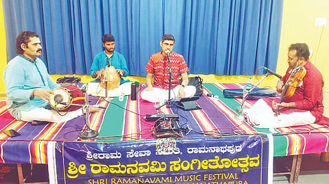 ಅರಕಲಗೂಡು ತಾಲೂಕು ರಾಮನಾಥಪುರ ಪಟ್ಟಾಭಿರಾಮನ ದೇವಾಲಯದಲ್ಲಿ ಶುಕ್ರವಾರ ರಾತ್ರಿ ನಡೆದ 8ನೇ ದಿನದ  ಶ್ರೀರಾಮನವಮಿ ಸಂಗೀತೋತೋತ್ಸವದಲ್ಲಿ ವಿದ್ವಾನ್ ಸಿಕ್ಕಿಲ್ ಗುರುಚರಣ್    ಹಾಡುಗಾರಿಕೆ ನಡೆಸಿಕೊಟ್ಟರು.