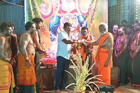 ಬಾಳೆಹೊನ್ನೂರಿನ ರೇಣುಕನಗರದ ಅಯ್ಯಪ್ಪಸ್ವಾಮಿ ಸೇವಾ ಸಮಿತಿ ಆಯೋಜಿಸಿದ್ದ ಅಪ್ಪ ಸೇವೆ ಕಾರ್ಯಕ್ರಮಕ್ಕೆ ಬಿ.ಕಣಬೂರು ಗ್ರಾಪಂ ಮಾಜಿ ಅಧ್ಯಕ್ಷ ಎಂ.ಎಸ್.ಅರುಣೇಶ್ ಚಾಲನೆ ನೀಡಿದರು. ಎಕೆಪಿ ಕೃಷ್ಣ ಪೊದುವಾಳ್, ಆರ್.ಡಿ.ಮಹೇಂದ್ರ, ಜಗದೀಶ್ಚಂದ್ರ, ರವೀಂದ್ರಾಚಾರ್, ರುದ್ರಯ್ಯ ಇತರರಿದ್ದರು.