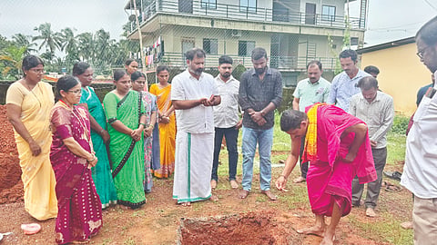  ಹೊಸಾಡು ಸರ್ಕಾರಿ ಹಿರಿಯ ಪ್ರಾಥಮಿಕ ಶಾಲೆಯಲ್ಲಿ ಬಾಲಕ ಮತ್ತು ಬಾಲಕಿಯರ ಶೌಚಗೃಹ ನಿರ್ಮಾಣಕ್ಕೆ ಭೂಮಿಪೂಜೆಯನ್ನು ಶಾಸಕ ಗುರುರಾಜ್ ಗಂಟಿಹೊಳೆ ನೆರವೇರಿಸಿದರು. ಪ್ರಮುಖರಾದ ರೇಖಾ ಗಣೇಶ್, ರಾಘವೇಂದ್ರ ಆಚಾರ್ಯ, ಚಂದ್ರಶೇಖರ ಪೂಜಾರಿ ಅರಾಟೆ ಮೊದಲಾದವರು ಉಪಸ್ಥಿತರಿದ್ದರು.  