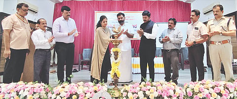  ಹೆಮ್ಮಾಡಿಯಲ್ಲಿ ಅರಣ್ಯ ಸಂರಕ್ಷಣಾ ಕಾಯ್ದೆಯ ಕುರಿತು ವಾಹಿತಿ ಕಾರ್ಯಾಗಾರವನ್ನು ಶಾಸಕ ಗುರುರಾಜ್ ಶೆಟ್ಟಿ ಗಂಟಿಹೊಳೆ ಉದ್ಘಾಟಿಸಿದರು. ಉಪಅರಣ್ಯ ಸಂರಕ್ಷಣಾಧಿಕಾರಿ ರುದ್ರನ್ ಪಿ., ಕುಂದಾಪುರ ಉಪವಿಭಾಗದ ಸಹಾಯಕ ಆಯುಕ್ತೆ ರಶ್ಮಿ ಎಸ್.ಆರ್. ಮತ್ತಿತರರಿದ್ದರು.
