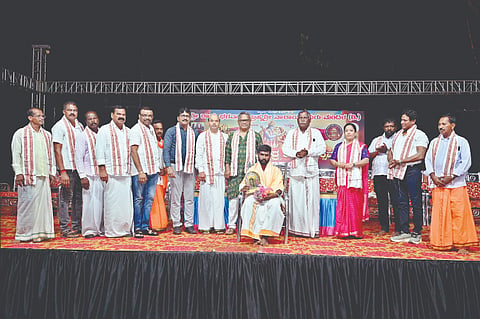 ಗುಜ್ಜಾಡಿ ಗ್ರಾಮದ ನಾಯಕವಾಡಿಯ ಬಿಲ್ಲವರ ಸಮಾಜ ಸೇವಾ ಸಂಘ ಶ್ರೀರಾಮ ಭಗವಾನ್ ಬ್ರಹ್ಮಶ್ರೀ ನಾರಾಯಣಗುರು ಮಂದಿರದ ಧಾರ್ಮಿಕ ಸಭಾ ಕಾರ್ಯಕ್ರಮದಲ್ಲಿ ತಾಲೂಕು ಭಜನಾ ಒಕ್ಕೂಟ ಅಧ್ಯಕ್ಷ ನಿತಿನ್ ವಿಠಲವಾಡಿ ಅವರನ್ನು ಸನ್ಮಾನಿಸಲಾಯಿತು. ಪ್ರಮುಖರಾದ ಡಾ.ಉಮೇಶ್ ಪುತ್ರನ್, ಅಶೋಕ್ ಪೂಜಾರಿ ಬೀಜಾಡಿ, ನಾರಾಯಣ ಟಿ.ಪೂಜಾರಿ ಮತ್ತಿತರರು ಉಪಸ್ಥಿತರಿದ್ದರು.  