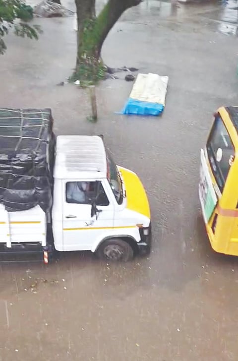  ಕುಂದಾಪುರ ಸರ್ವೀಸ್ ರಸ್ತೆಯಲ್ಲಿ ನೀರು ನಿಂತು ವಾಹನ ಸಂಚಾರಕ್ಕೆ ಅಡಚಣೆಯಾಗಿರುವುದು.