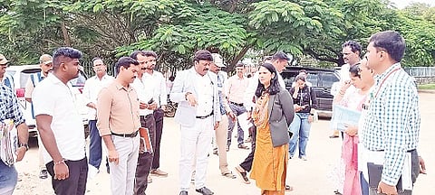 ಹಳೇಬೀಡು ಪಟ್ಟಣದಲ್ಲಿ ಜಿಲ್ಲಾಧಿಕಾರಿ ಕೆ.ಎಸ್.ಲತಾಕುಮಾರಿ ಸೌಲಭ್ಯ ಪರಿಶೀಲಿಸಿದರು. ತಿಮ್ಮಣ್ಣ ಹುಲುಮನಿ,  ರೂಪಾ, ವಿರೂಪಾಕ್ಷ ಇದ್ದರು.
