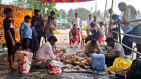 ಕಿಕ್ಕೇರಿ ಹೋಬಳಿಯ ಸಾಸಲು ಗ್ರಾಮದ ಶ್ರೀ ಸೋಮೇಶ್ವರ ಮತ್ತು ಶ್ರೀ ಶಂಭುಲಿಂಗೇಶ್ವರ ದೇವಾಲಯದ ಹುಂಡಿ ಎಣಿಕೆ ಸಂದರ್ಭ ಉಪ ತಹಸೀಲ್ದಾರ್ ವೀಣಾ, ರಾಜಸ್ವ ನಿರೀಕ್ಷಕ ಡಿ. ಆರ್. ನರೇಂದ್ರ, ಗ್ರಾಮ ಆಡಳಿತಾಧಿಕಾರಿ ತಿಪ್ಪೇಶ್ ಇತರರು ಇದ್ದರು. 