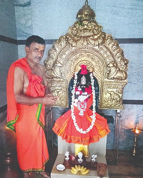 ಕಿಕ್ಕೇರಿ ಹೋಬಳಿಯ ಮಾದಾಪುರ ಕೊಪ್ಪಲು ಗ್ರಾಮದಲ್ಲಿ ಮುಖ್ಯಮಂತ್ರಿಯಾಗಿ ಡಿ.ಕೆ.ಶಿವಕುಮಾರ್ ಪ್ರಮಾಣ ವಚನ ಸ್ವೀಕರಿಸಿದ ಅಂಗವಾಗಿ ಬುಧವಾರ ಮುನೇಶ್ವರಸ್ವಾಮಿ ದೇವರಿಗೆ ಪಂಚಾಮೃತ ಅಭಿಷೇಕ ನೆರವೇರಿಸಲಾಯಿತು. 