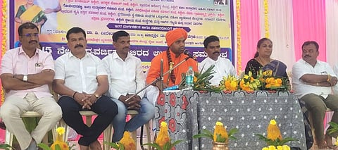 ಕಿಕ್ಕೇರಿಯಲ್ಲಿ ಧರ್ಮಸ್ಥಳ ಗ್ರಾಮಾಭಿವೃದ್ಧಿ ಯೋಜನೆ, ಅಖಿಲ ಕರ್ನಾಟಕ ಜನಜಾಗೃತಿ ವೇದಿಕೆ ವತಿಯಿಂದ ಗುರುವಾರ ಜರುಗಿದ ಮಧ್ಯವರ್ಜನೆ ಶಿಬಿರದಲ್ಲಿ ಸ್ವತಂತ್ರಚನ್ನವೀರಸ್ವಾಮೀಜಿ  ಮಾತನಾಡಿದರು. ಆರ್‌ಟಿಒ ಮಲ್ಲಿಕಾರ್ಜುನ, ಸುರೇಶ್, ಯೋಗೇಶ್, ಮಂಜು, ಪ್ರಸಾದ್, ನಳಿನಿ ಮತ್ತಿತರರಿದ್ದರು.  