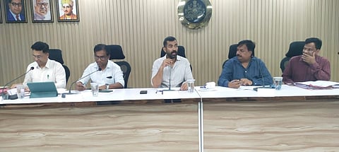 ಮಡಿಕೇರಿ ಶಾಸಕ ಡಾ. ಮಂತರ್ ಗೌಡ ಅಧ್ಯಕ್ಷತೆಯಲ್ಲಿ ಕುಡಿಯುವ ನೀರಿನ ಸಮಸ್ಯೆ ಕುರಿತ ಕುಶಾಲನಗರ ತಾಲೂಕು ಟಾಸ್ಕ್ ಫೋರ್ಸ್ ಸಭೆ ನಡೆಯಿತು. ವಿ.ಪಿ. ಶಶಿಧರ್, ಪರಮೇಶ್‌ಕುಮಾರ್, ಅಬ್ದುಲ್ ನಭಿ, ಕಿರಣ್ ಜಿ. ಗೌರಯ್ಯ ಇದ್ದರು.
