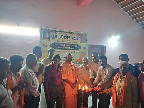  ಕೊಡಗು ಜಿಲ್ಲಾ ವೀರಶೈವ ಮಹಾಸಭಾ, ಜಿಲ್ಲಾ ಶರಣ ಸಾಹಿತ್ಯ ಪರಿಷತ್ತು ಹಾಗೂ ತೊರೆನೂರು ವಿರಕ್ತ ಮಠದ ಸಂಯುಕ್ತಾಶ್ರಯದಲ್ಲಿ ಆಯೋಜಿಸಿದ್ದ ಮಾಸಿಕ ಹುಣ್ಣಿಮೆಯ ಚಿಂತನಾಗೋಷ್ಠಿಯನ್ನು ಕೊಡಗು ಜಿಲ್ಲಾ ವೀರಶೈವ ಮಹಾಸಭಾ ಅಧ್ಯಕ್ಷ ಎಚ್.ವಿ.ಶಿವಪ್ಪ ಉದ್ಘಾಟಿಸಿದರು. ಶ್ರೀ ಮಲ್ಲೇಶ ಸ್ವಾಮೀಜಿ, ಕೆ.ಎಸ್. ಮೂರ್ತಿ, ಶಾಂಬಶಿವಯ್ಯ, ವೆಂಕಟನಾಯ್, ನಟರಾಜು ಮತ್ತಿತರರು ಇದ್ದರು.