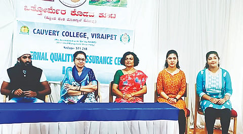 ವಿರಾಜಪೇಟೆ ಕಾವೇರಿ ಕಾಲೇಜು ಮತ್ತು ಒತ್ತೋರ್ಮೆರ ಕೊಡವ ಕೂಟದ ಸಹಯೋಗದಲ್ಲಿ ಆಯೋಜಿಸಿದ್ದ ಆಟ್-ಪಾಟ್ ಪದ್ಧತಿ ಪಡಿಪು ಶಿಬಿರದ ಉದ್ಘಾಟನಾ ಕಾರ್ಯಕ್ರಮದಲ್ಲಿ ಡಾ.ಕುಪ್ಪಂಡ ಜಿ.ವೀಣಾ, ಕಾಳಮಂಡ ರಾಬಿನ್, ಕಾಳೆಂಗಡ ದಮಯಂತಿ ಮತ್ತಿತರರು ಇದ್ದರು.
