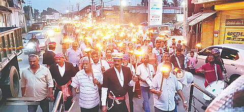 ಪೊನ್ನಂಪೇಟೆಯಲ್ಲಿ ಕೊಡವ ಹಿತ ರಕ್ಷಣಾ ಬಳಗ ಕಗ್ಗಟ್ ನಾಡು ಪೊನ್ನಂಪೇಟೆ ವತಿಯಿಂದ ಕಕ್ಕಡ ಪದ್‌ನೆಟ್ಟ್ ಪ್ರಯುಕ್ತ ಪಂಜಿನ ಮೆರವಣಿಗೆ ನಡೆಯಿತು. 