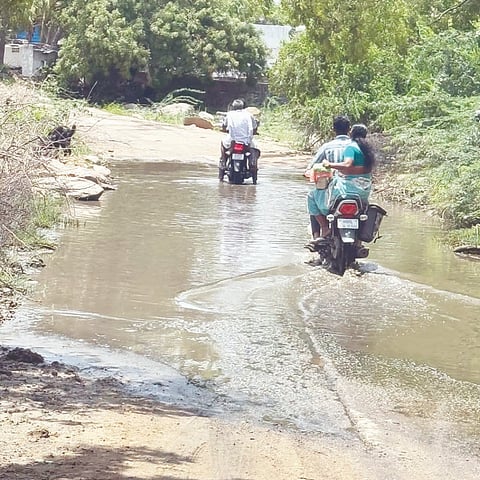 ವ್ಯಾಕರನಾಳ ಗ್ರಾಮದ ರಸ್ತೆ ಮಧ್ಯೆ ಸಂಗ್ರಹವಾದ ಕೊಳಚೆ ನೀರಿನಲ್ಲಿಯೇ ಬೈಕ್ ಸವಾರರು ಸಂಚರಿಸುತ್ತಿರುವುದು.