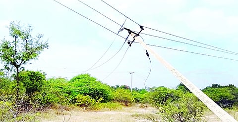 ತಲೇಖಾನ್ ಗ್ರಾಪಂ ವ್ಯಾಪ್ತಿಯ  ಹಡಗಲಿ ಲಿಂಬೇಪ್ಪನ ತಾಂಡಾದಲ್ಲಿ ವಿದ್ಯುತ್ ಕಂಬ ತುಂಡಾಗಿ ಬಾಗಿರುವುದು.
