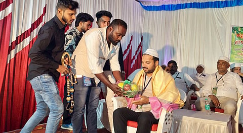 ಚೆನ್ನಯ್ಯನಕೋಟೆ ಜಮಾಅತ್ ಪರವಾಗಿ ಕೋಳುಮಂಡ ರಫೀಕ್ ಅವರನ್ನು ಸನ್ಮಾನಿಸುತ್ತಿರುವುದು . ಜಮಾಅತ್ ಪದಾಧಿಕಾರಿಗಳು ಹಾಜರಿದ್ದರು.