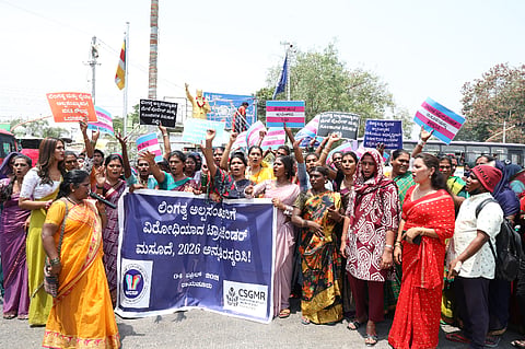 ಕೇಂದ್ರ ಸರ್ಕಾರ ರೂಪಿಸಲು ಹೊರಟಿರುವ ಮಂಗಳ ಮುಖಿಯರ ತಿದ್ದುಪಡಿ ಕಾಯ್ದೆ ಜಾರಿ ವಿರೋಧಿಸಿ ಲಿಂಗತ್ವ ಮತ್ತು ಲೈಂಗಿಕ ಬಹುತ್ವಕ್ಕಾಗಿ ಚಳುವಳಿಯಿಂದ ಶನಿವಾರ ರಾಯಚೂರಿನ ಡಾ.ಬಿ.ಆರ್.ಅಂಬೇಡ್ಕರ್ ವೃತ್ತದಲ್ಲಿ ಪ್ರತಿಭಟನೆ ಮಾಡಿದರು. ಪ್ರಮುಖರಾದ ಪ್ರಗತಿ, ಅಕ್ಷರ,ಅಭಿಷೇಕ, ನಕ್ಷತ್ರ,ಭೀಮ,ಶಿರಿಷ, ಮಧುಶ್ರೀ, ಅಯಿನಾಶ್ರೀ, ಮಹೇಶ ಇದ್ದರು.