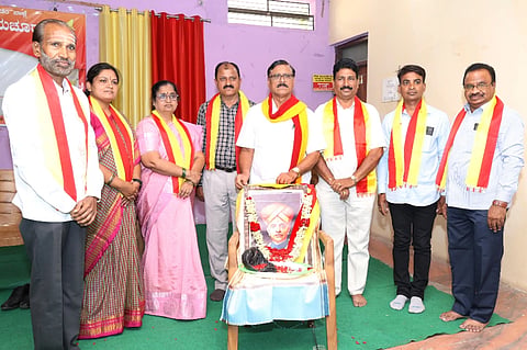  ರಾಯಚೂರಿನ ಕನ್ನಡ ಭವನದಲ್ಲಿ ಗುರುವಾರ ಜಿಲ್ಲಾ ಹಾಗೂ ತಾಲೂಕು ಕನ್ನಡ ಸಾಹಿತ್ಯ ಪರಿಷತ್ತಿನಿಂದ ಆಯೋಜನೆ ಮಾಡಲಾಗಿದ್ದ ನಾಲ್ವಡಿ ಕೃಷ್ಣರಾಜ ಒಡೆಯರ್ ಅವರ 142ನೇ ಜಯಂತಿ ಕಾರ್ಯಕ್ರಮವನ್ನು ಉಪನ್ಯಾಸಕ ಗೋವರ್ಧನ ರೆಡ್ಡಿ ಉದ್ಘಾಟಿಸಿದರು. ವಿಶ್ರಾಂತ ಪ್ರಾಚಾರ್ಯ ಡಾ. ಪರಮೇಶ್ವರ ಸಾಲಿಮಠ, ಜಿಲ್ಲಾ ಕಸಾಪ ಅಧ್ಯಕ್ಷ ರಂಗಣ್ಣ ಪಾಟೀಲ್ ಅಳ್ಳುಂಡಿ, ಸಾಹಿತಿ ರಾಜಶ್ರೀ ಕಲ್ಲೂರುಕರ, ಬಾಲಕೀಯರ ಸರ್ಕಾರಿ ಪದವಿಪೂರ್ವ ಕಾಲೇಜಿನ ಪ್ರಾಚಾರ್ಯ ಡಾ.ಕುಂಟೆಪ್ಪ ಗೌರಿಪುರ, ಕಸಾಪ ತಾಲೂಕಾಧ್ಯಕ್ಷ ಡಾ.ಬಿ.ವಿಜಯರಾಜೇಂದ್ರ, ಪ್ರತಿಭಾ ಗೋನಾಳ ಇದ್ದರು.