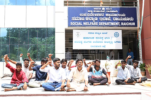  ರಾಯಚೂರಿನ  ಅಂಬೇಡ್ಕರ್ ಸರ್ಕಾರಿ ಮೆಟ್ರಿಕ್ ನಂತರದ ಪದವಿ ಪೂರ್ವ ಬಾಲಕರ ವಸತಿ ನಿಲಯದ ವಾರ್ಡನನನ್ನು ವರ್ಗಾವಣೆ ಮಾಡಬೇಕೆಂದು ಒತ್ತಾಯಿಸಿ ಗುರುವಾರ ದಲಿತ ವಿದ್ಯಾರ್ಥಿ ಪರಿಷತ್ ವತಿಯಿಂದ ಸಮಾಜ ಕಲ್ಯಾಣ ಇಲಾಖೆ ಉಪ ನಿರ್ದೇಶಕರ ಕಚೇರಿ ಪ್ರತಿಭಟನೆ ಮಾಡಿದರು. ಪರಿಷತ್ ನಗರಾಧ್ಯಕ್ಷ ಕೆ.ವಸಂತ ಕುಮಾರ, ಕಾರ್ಯದರ್ಶಿ ಕುಮಾರ , ಅಭಿಲಾಷೆ, ವಿಕಾಸ ರಾಥೋಡ್, ಮಂಜುನಾಥ, ದೇವರಾಜ, ಧನರಾಜ್, ಚಂದ್ರಶೇಖರ, ರಂಗನಾಥ, ರಮೇಶ ಇದ್ದರು.